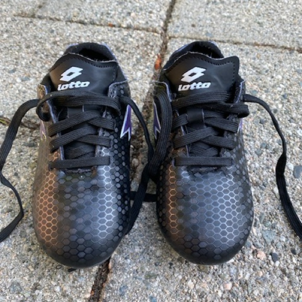 Girls LOTTO Storm cleats, children's suze 10, UK 9.5, EUR 27